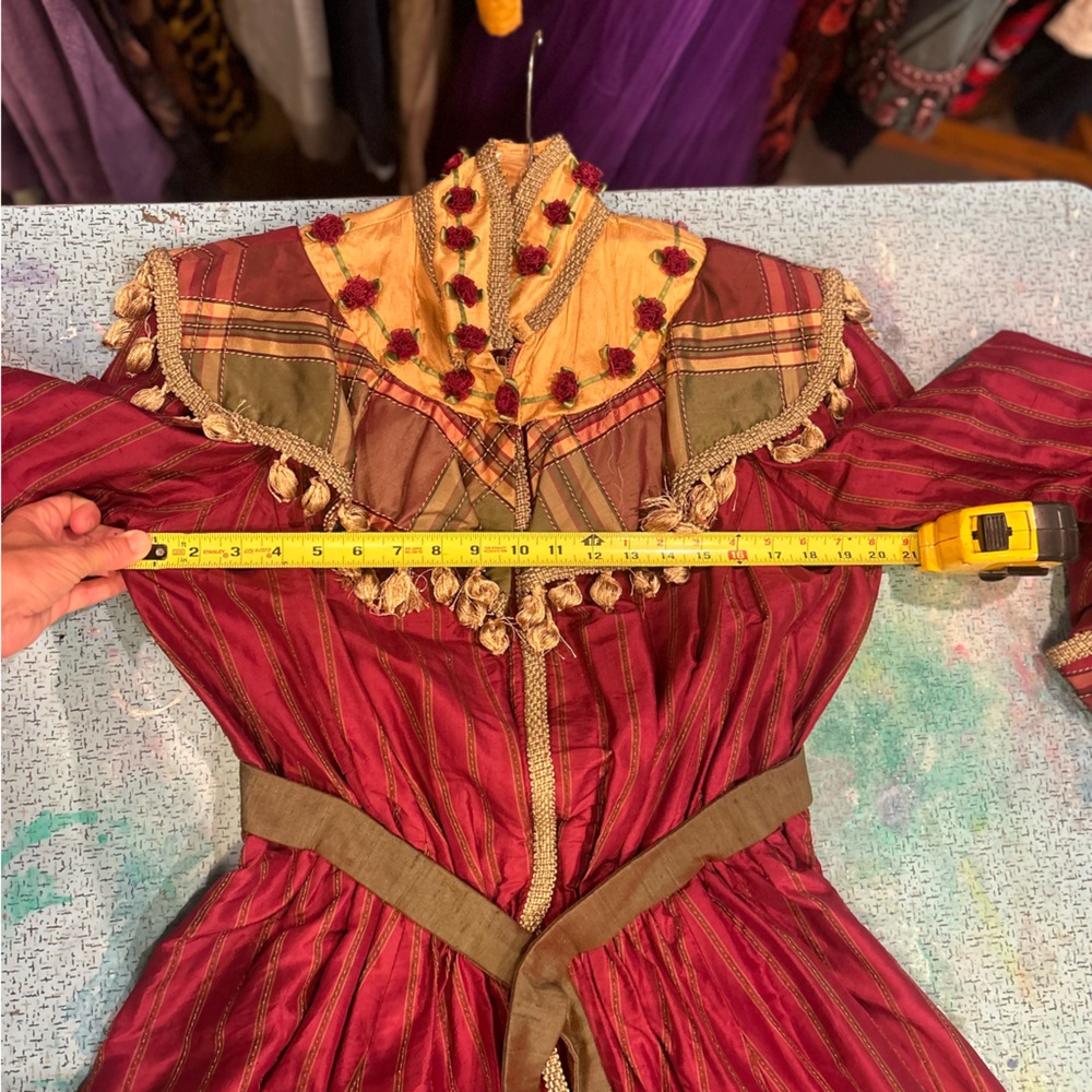 Victorian Rosette Robe - Picture 14 of 14